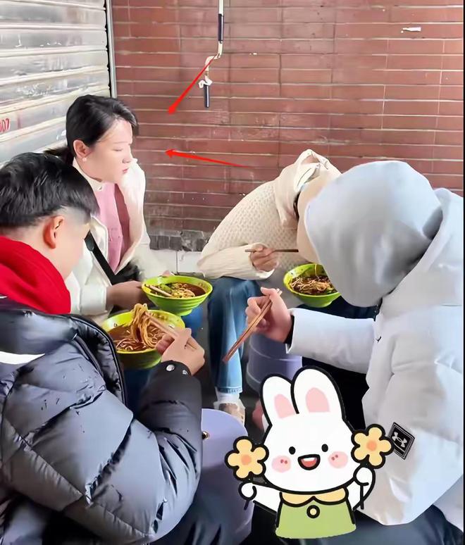 泛亚电竞田亮一家游重庆他们蹲在街边吃8元小面叶一茜带贴心喂森碟(图4)