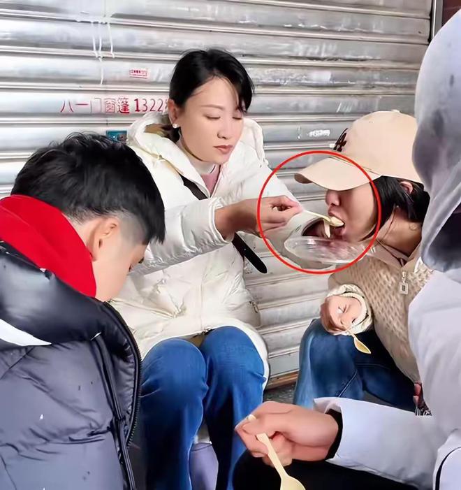 泛亚电竞田亮一家游重庆他们蹲在街边吃8元小面叶一茜带贴心喂森碟(图5)