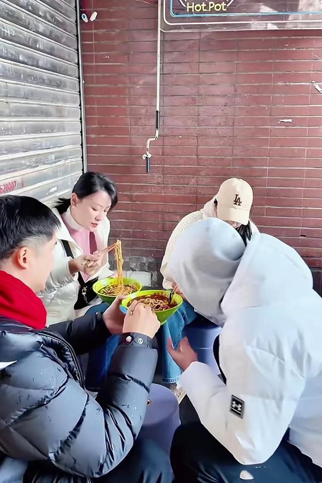 泛亚电竞田亮一家游重庆他们蹲在街边吃8元小面叶一茜带贴心喂森碟(图9)