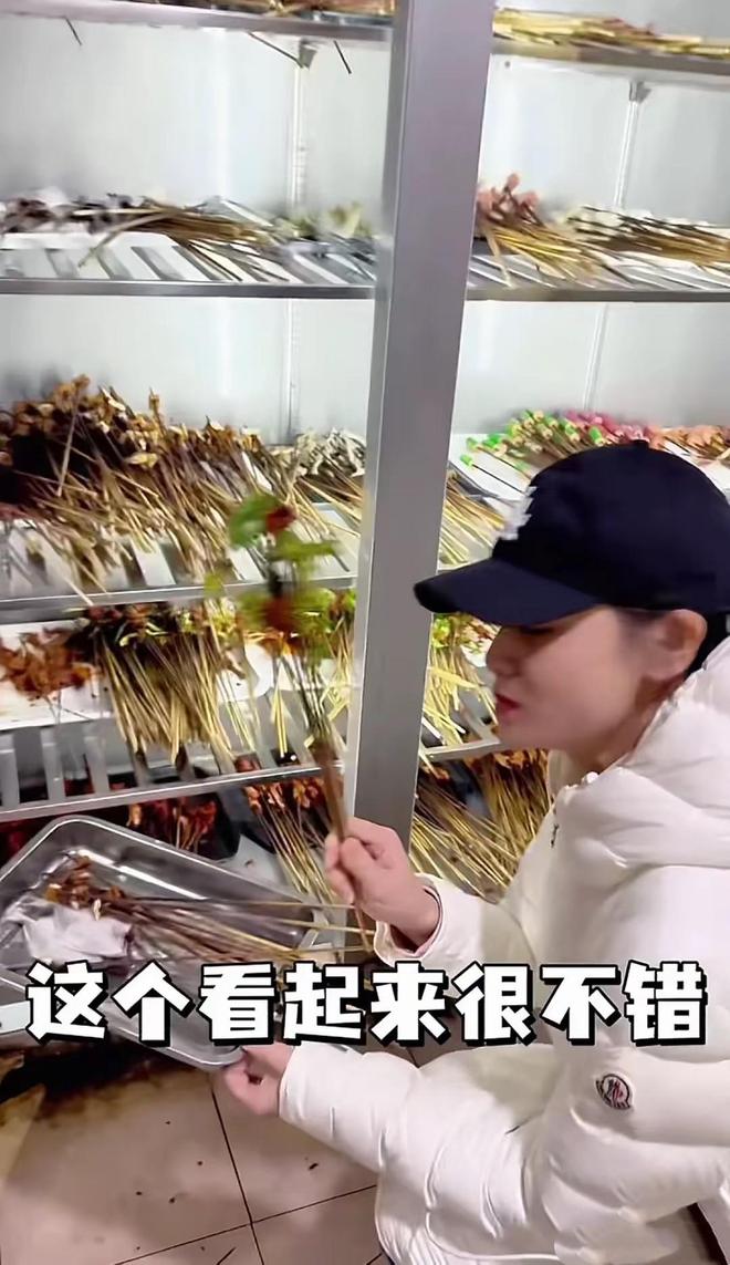 泛亚电竞田亮一家游重庆他们蹲在街边吃8元小面叶一茜带贴心喂森碟(图10)