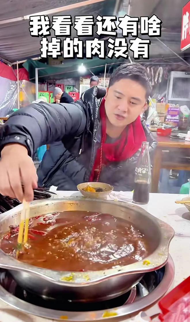 泛亚电竞田亮一家游重庆他们蹲在街边吃8元小面叶一茜带贴心喂森碟(图12)