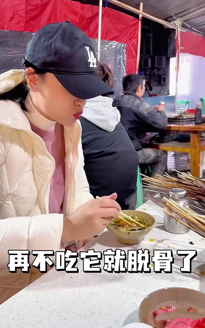 泛亚电竞田亮一家游重庆他们蹲在街边吃8元小面叶一茜带贴心喂森碟(图13)