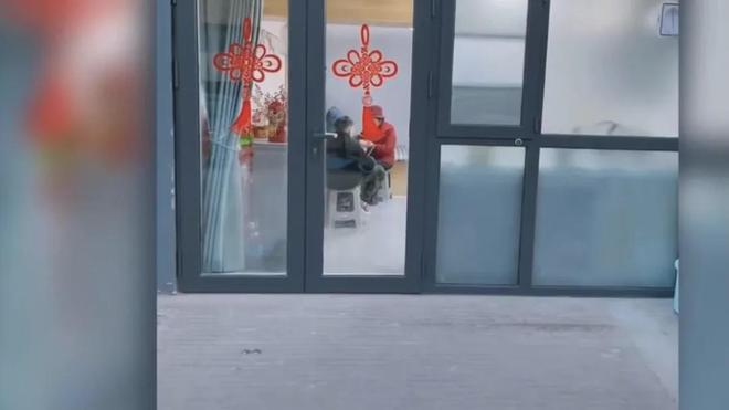 泛亚电竞山东一女主爆改20㎡车库给68岁老母亲住网友看到后说这是不孝(图11)
