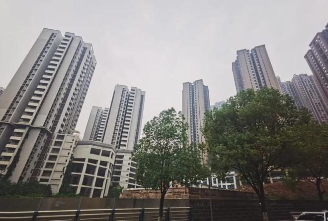 泛亚电竞观音桥惊现数栋鬼楼实地打探惊呆了意外发现观音桥要出新盘！(图3)