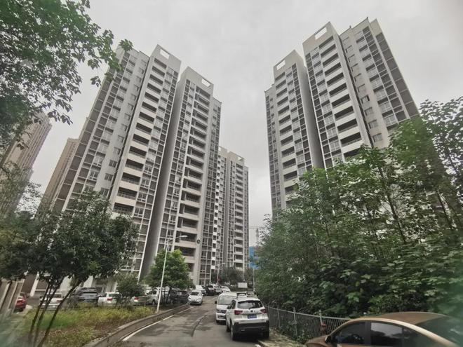 泛亚电竞观音桥惊现数栋鬼楼实地打探惊呆了意外发现观音桥要出新盘！(图17)