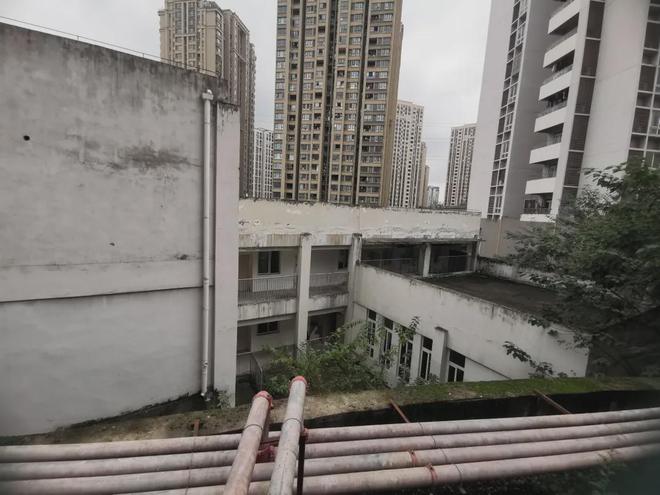 泛亚电竞观音桥惊现数栋鬼楼实地打探惊呆了意外发现观音桥要出新盘！(图20)