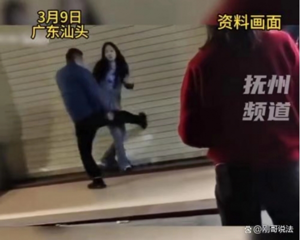 泛亚电竞丈夫抓到妻子出轨现行满腔怒火无处发泄崩溃了(图4)