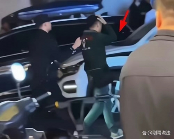 泛亚电竞丈夫抓到妻子出轨现行满腔怒火无处发泄崩溃了(图7)