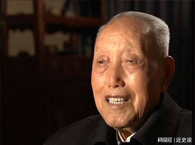 泛亚电竞1966年毛主席看到一警卫握住他的手说你有空到我家串个门啊