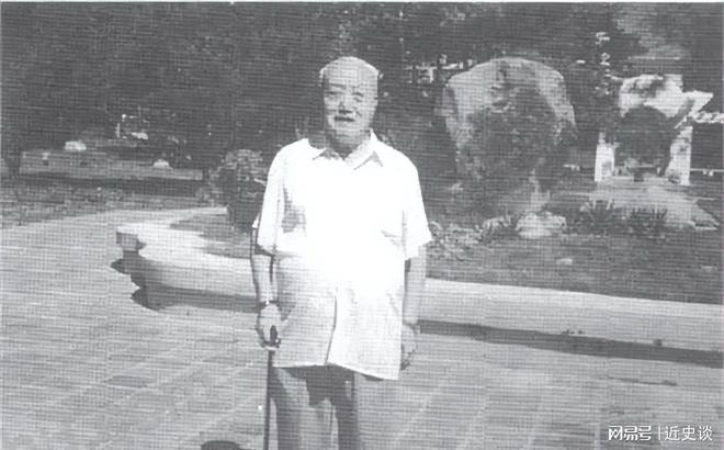 泛亚电竞1966年毛主席看到一警卫握住他的手说你有空到我家串个门啊(图3)