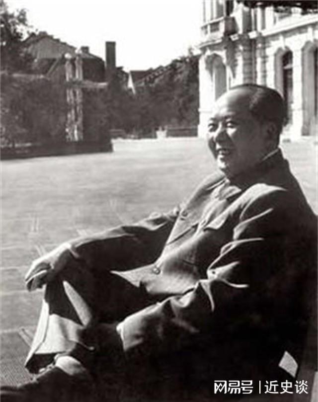 泛亚电竞1966年毛主席看到一警卫握住他的手说你有空到我家串个门啊(图4)