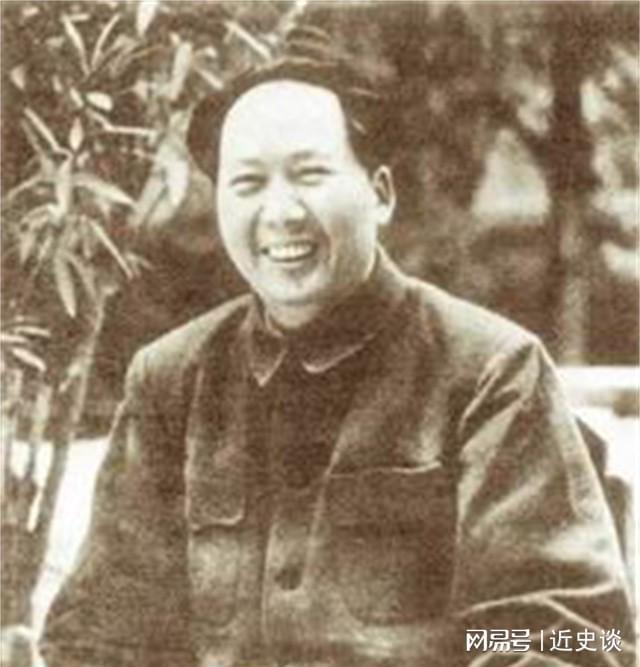 泛亚电竞1966年毛主席看到一警卫握住他的手说你有空到我家串个门啊(图5)