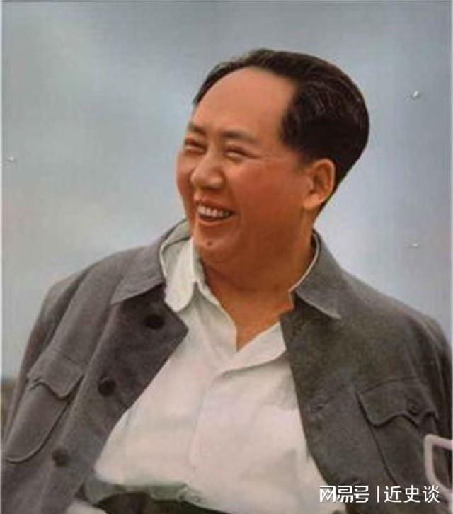 泛亚电竞1966年毛主席看到一警卫握住他的手说你有空到我家串个门啊(图6)