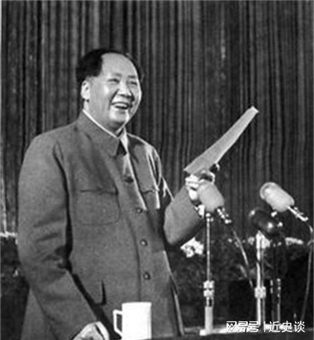 泛亚电竞1966年毛主席看到一警卫握住他的手说你有空到我家串个门啊(图7)
