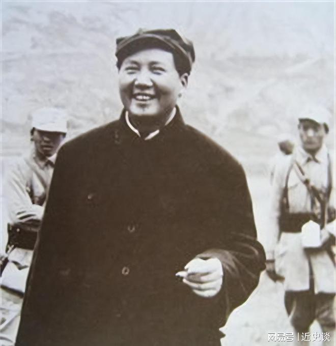 泛亚电竞1966年毛主席看到一警卫握住他的手说你有空到我家串个门啊(图9)