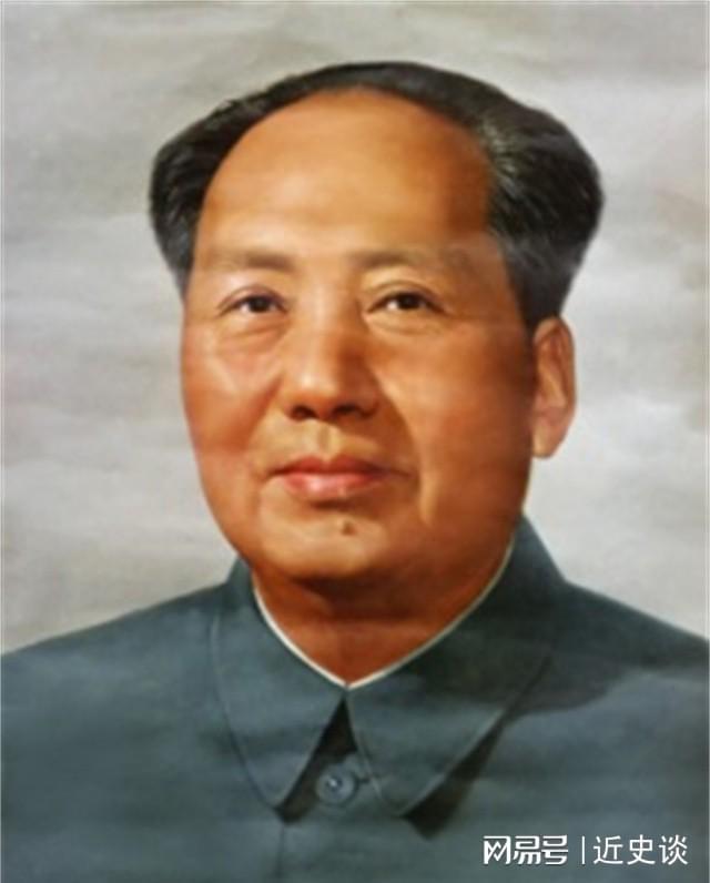 泛亚电竞1966年毛主席看到一警卫握住他的手说你有空到我家串个门啊(图10)