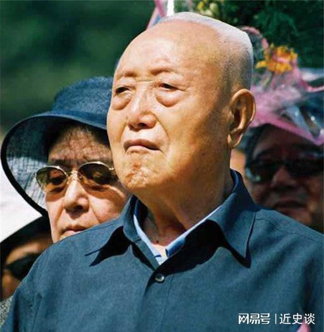 泛亚电竞1966年毛主席看到一警卫握住他的手说你有空到我家串个门啊(图12)
