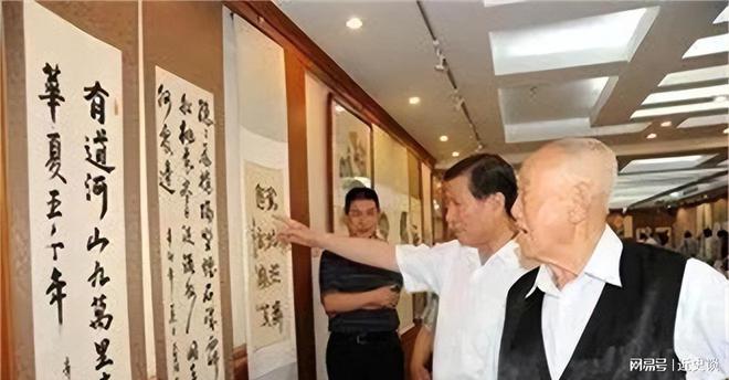 泛亚电竞1966年毛主席看到一警卫握住他的手说你有空到我家串个门啊(图13)