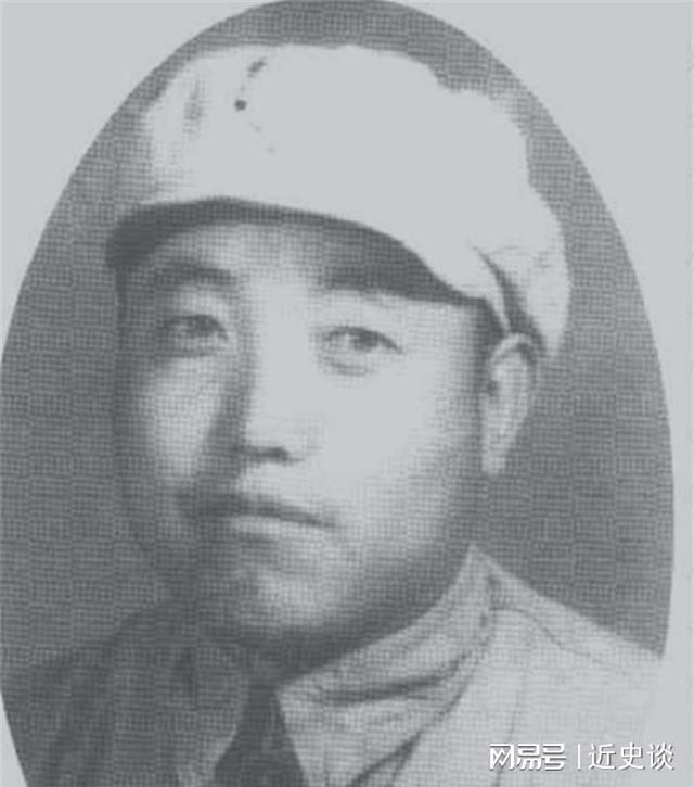 泛亚电竞1966年毛主席看到一警卫握住他的手说你有空到我家串个门啊(图15)