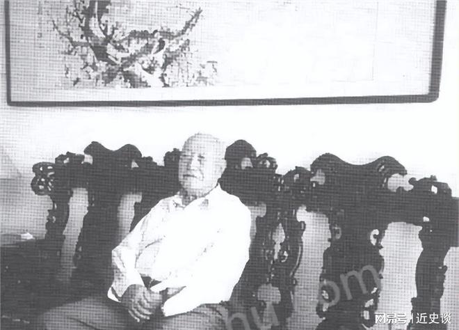 泛亚电竞1966年毛主席看到一警卫握住他的手说你有空到我家串个门啊(图16)