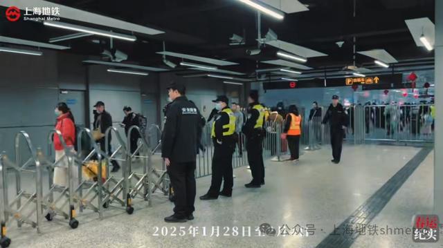 泛亚·电竞(中国)官方网站80个瞬间在上海地铁春运(图2)