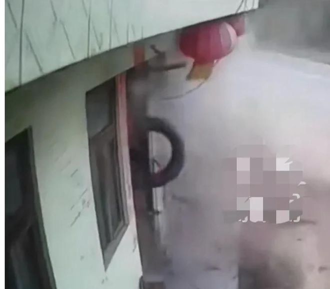 泛亚·电竞(中国)官方网站太惊险！男子驾车失控冲进民房监控画面3秒曝光车毁房损！(图4)