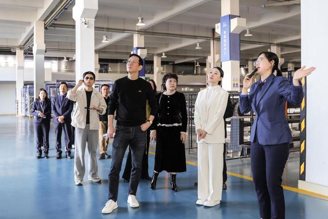 泛亚电竞跨年盛宴预见2025！皇派门窗邀您相约“预见2025·吴晓波年终秀”(图3)