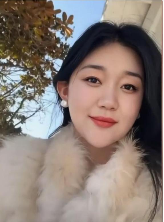 泛亚电竞90后美女骗子：换整栋楼锁芯偷房骗2400万给男主播买豪车豪宅(图11)