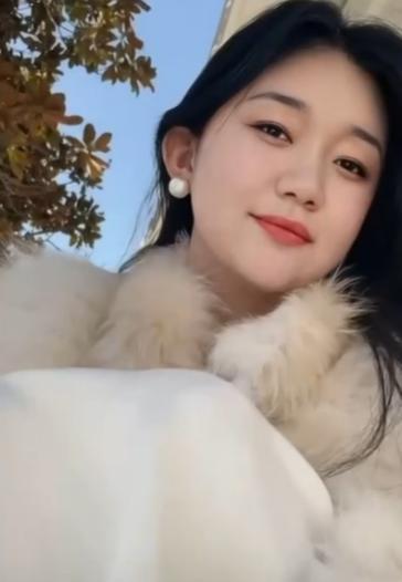 泛亚电竞90后美女骗子：换整栋楼锁芯偷房骗2400万给男主播买豪车豪宅(图19)
