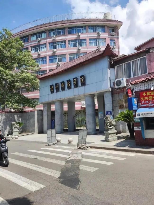 泛亚电竞高校用卷帘门当校门被调侃 实为侧门维修所致(图3)