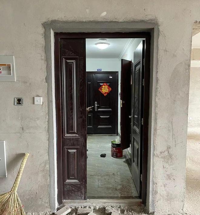 泛亚·电竞(中国)官方网站新房装修“入户门”要换掉吗？听内行一说很是庆幸知道的及(图2)