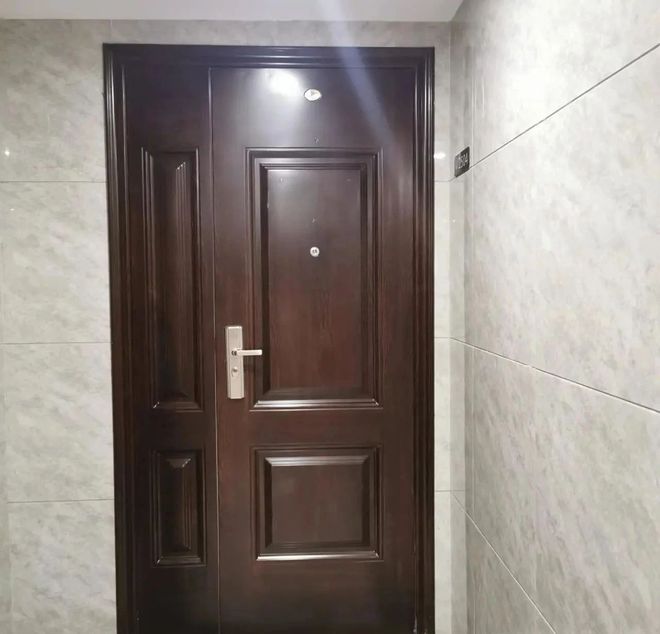 泛亚·电竞(中国)官方网站新房装修“入户门”要换掉吗？听内行一说很是庆幸知道的及(图4)