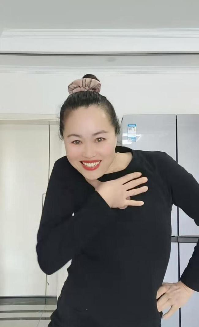 泛亚电竞50岁阿姨在张艺兴演唱会热舞走红 年龄不是问题(图2)