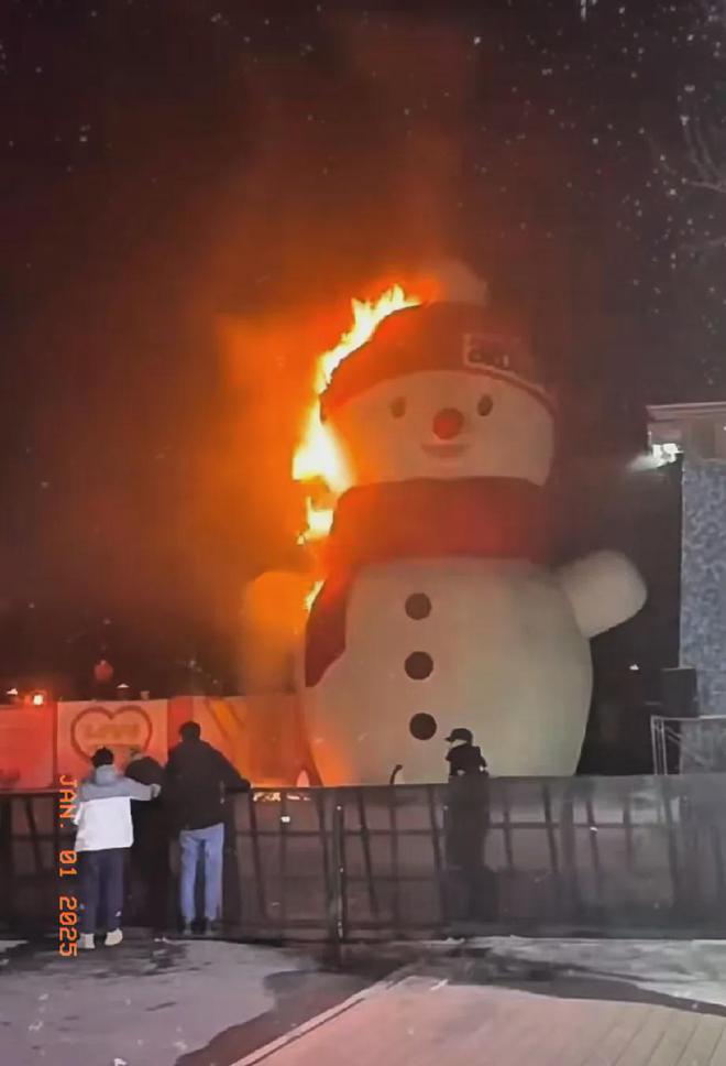 泛亚电竞天津一20米高大雪人起火 无人员受伤