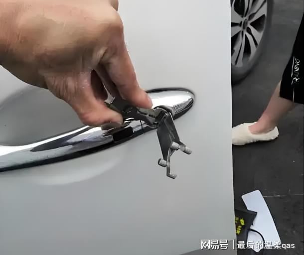 泛亚·电竞(中国)官方网站南昌开锁换锁师傅电话南昌换锁芯开防盗门车门保险柜门锁