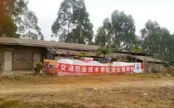 泛亚电竞高校用卷帘门当校门被调侃好潦草(图4)