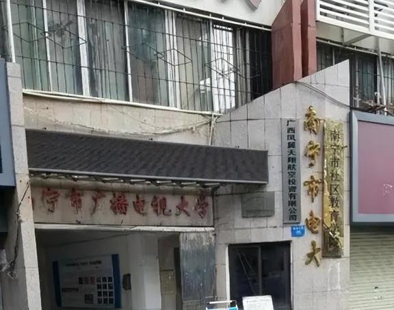 泛亚电竞高校用卷帘门当校门被调侃好潦草(图5)