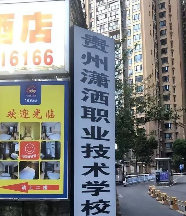 泛亚电竞高校用卷帘门当校门被调侃好潦草(图6)