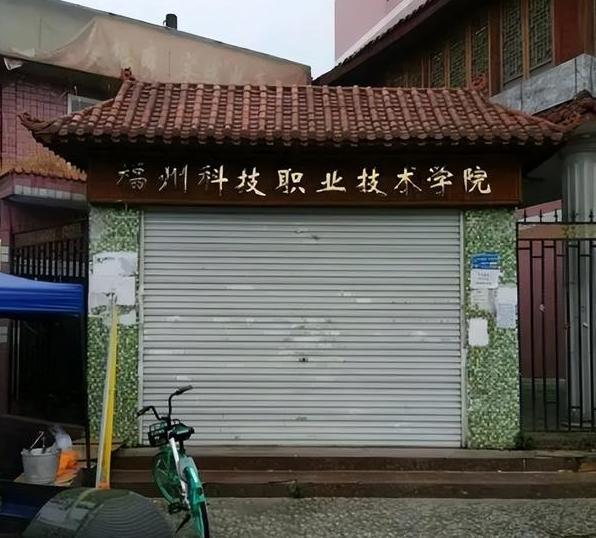 泛亚电竞高校用卷帘门当校门被调侃好潦草(图7)