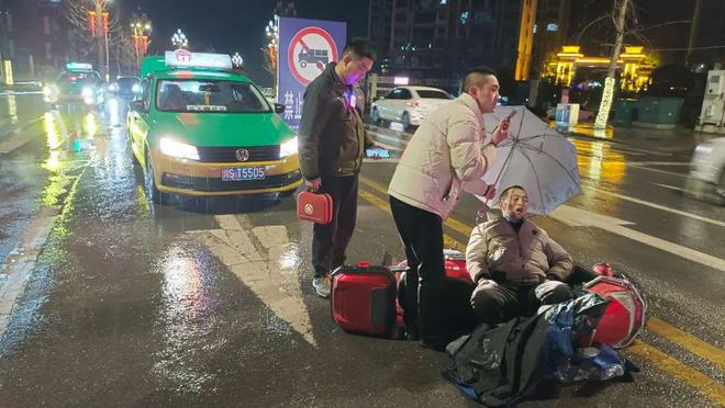 泛亚·电竞(中国)官方网站突发车祸老人倒在雨中！达城最美“撑伞的哥”感动众人(图2)