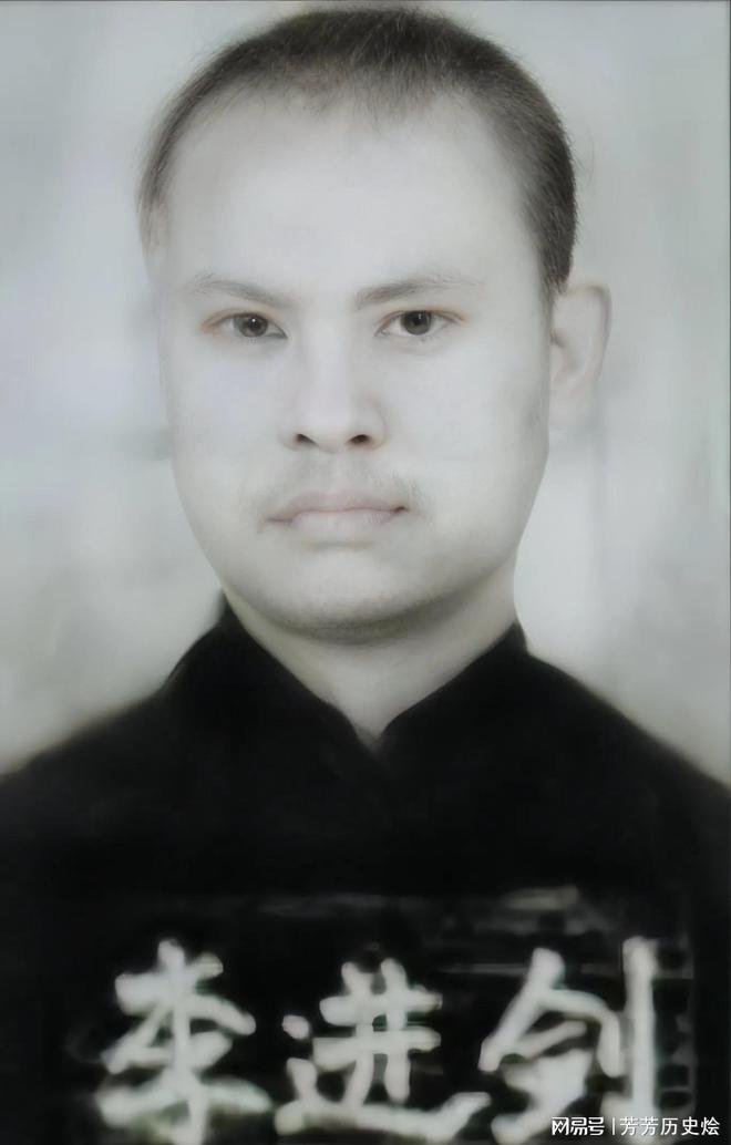 泛亚电竞04年四川两死囚越狱逃亡一年多被捕时与警方展开枪战下场很惨(图4)