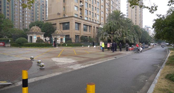 泛亚电竞台州这个小区逆向才能入主路？回应：联合多部门实地推进改造