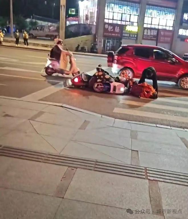 泛亚·电竞(中国)官方网站南部一路口两电瓶车相撞 骑行人员倒地不起